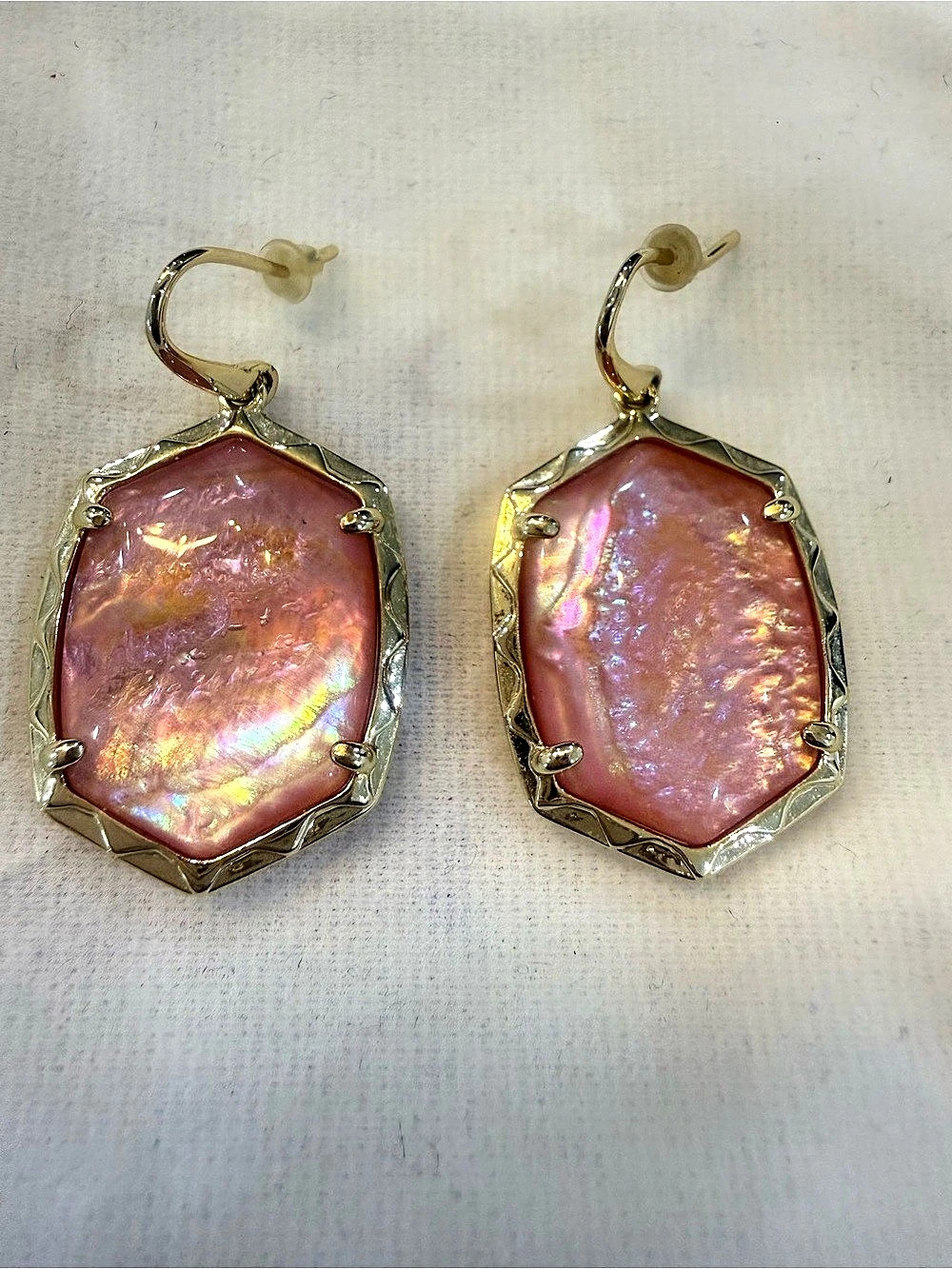 Kendra Scott Daphne Gold Drop Earrings in Light Pink Iridescent Abalone Pink